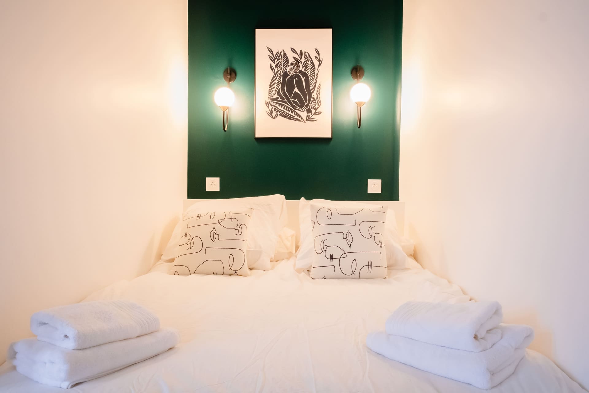 Coin nuit et décoration soignée de Studio Sauvage